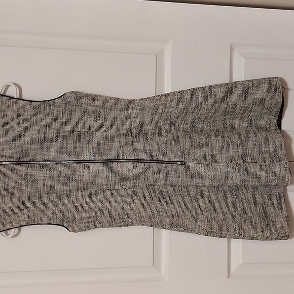 Sleeveless fitted dress - Picture 3 of 3